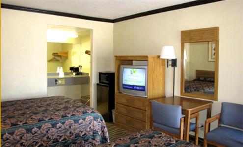 Double Room with Two Double Beds at Town House Motel, photo 3
